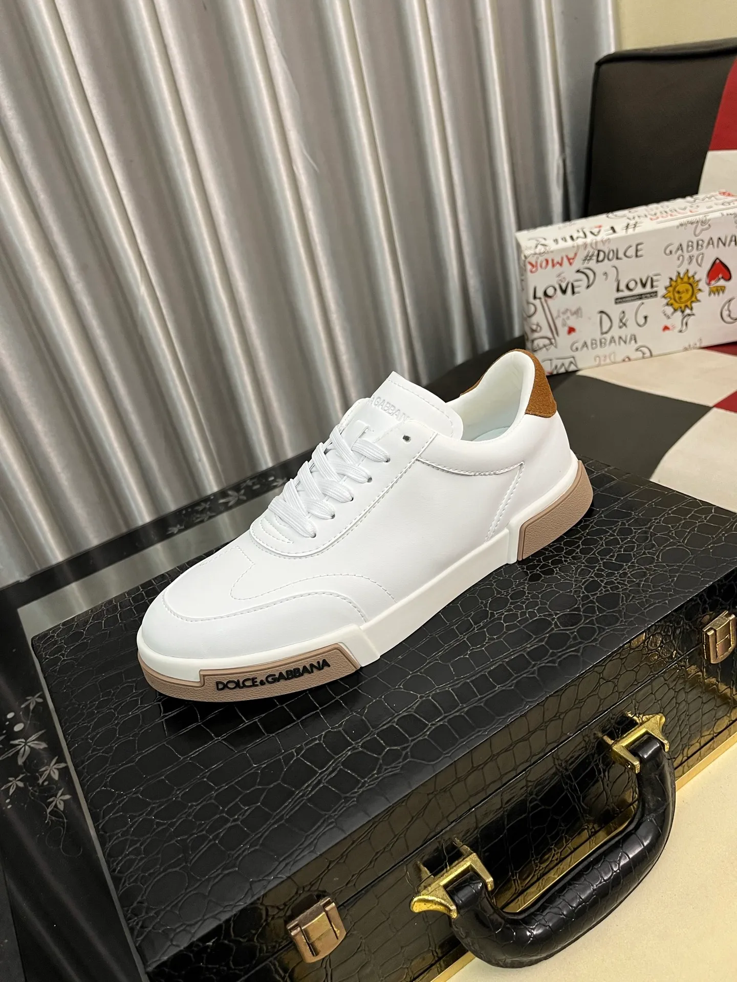 Men's shoes 💰440⌚️⌚️DG's latest popular 🔥🔥casual shoes, the tongue has the brand's iconic details, and the combination of silk cowhide and cow suede enhances the style. Fashionable and versatile, it can complement any look. Create an exquisite design with unique dynamic vitality and modern atmosphere, showing modern elegance. Size: 38-46